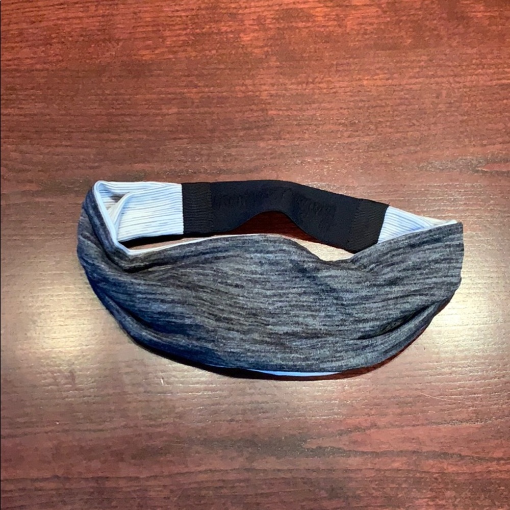 Lululemon Sporty headband.